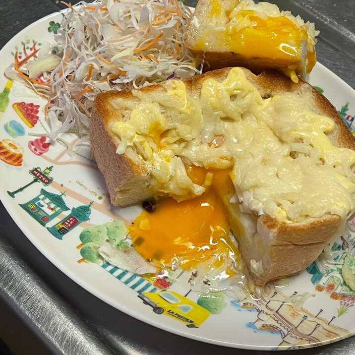 半熟卵のチーズトースト